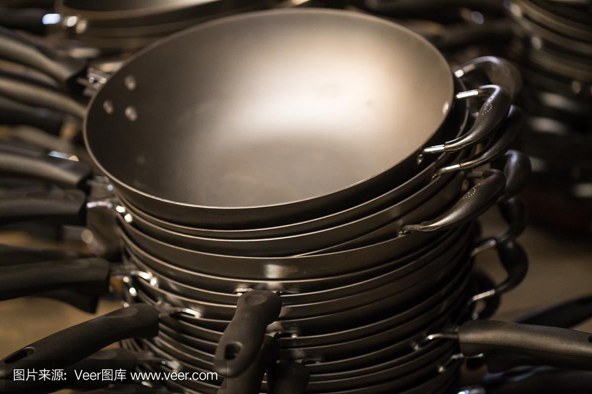 锅在准备中堆放在工厂